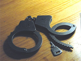 Наручники. Суд. Фото talks.guns.ru (с) Наручники. Суд. Фото talks.guns.ru (с)